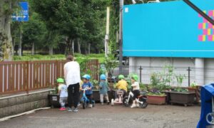 雨あがりの園庭では…