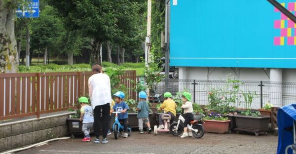雨あがりの園庭では…